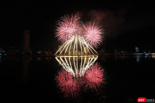 Màn trình diễn pháo hoa đậm chất lãng mạn của đội Ý