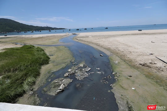 Đến khi nào biển Đà Nẵng mới hết bị nước bẩn tấn công, câu hỏi đặt ra suốt chục năm qua vẫn chưa có lời giải