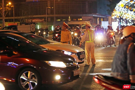 Lực lượng CSGT Công an TP Đà Nẵng làm nhiệm vụ điều tiết giao thông trong đêm 30 Tết Mậu Tuất