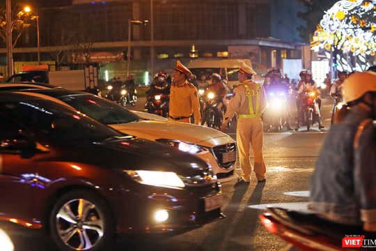Lực lượng CSGT Công an TP Đà Nẵng làm nhiệm vụ điều tiết giao thông trong đêm 30 Tết Mậu Tuất