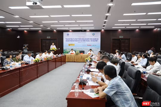 Sáng 26/6, tại Đà Nẵng, gần 200 đại biểu là lãnh đạo các Bộ ngành Trung ương; lãnh đạo các tỉnh thành, Sở NN&PTNT, Hội nông dân cùng những hộ nông dân, doanh nghiệp, HTX…các tỉnh MT-TN đã tham dự Hội thảo “Thu hút đầu tư, phát triển nông nghiệp công nghệ 