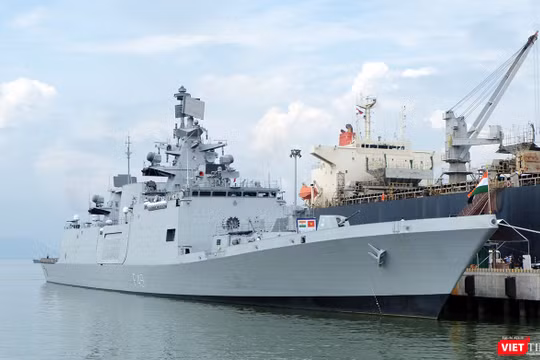 Tàu Hải quân Ấn Độ trong một chuyến thăm Đà Nẵng vào năm 2015