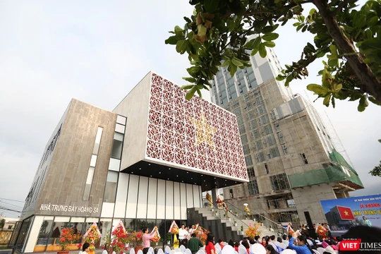 Sáng 28/3, UBND TP Đà Nẵng, UBND huyện Hoàng Sa (Đà Nẵng) chính thức khánh thành công trình Nhà trưng bày Hoàng Sa tại khu vực ngã ba đường Hoàng Sa và Phan Bá Phiến (quận Sơn Trà).