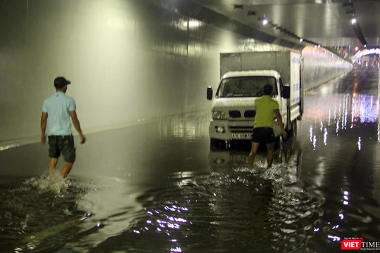 UBND TP Đà Nẵng vừa có văn bản yêu cầu Ban Quản lý các dự án đầu tư cơ sở hạ tầng ưu tiên, liên danh nhà thầu thi công nghiêm túc rút kinh nghiệm đã để xảy ra tình trạng ngập nước tại hầm chui Nút giao thông Điện Biên Phủ - Nguyễn Tri Phương hôm 30/4 vừa 