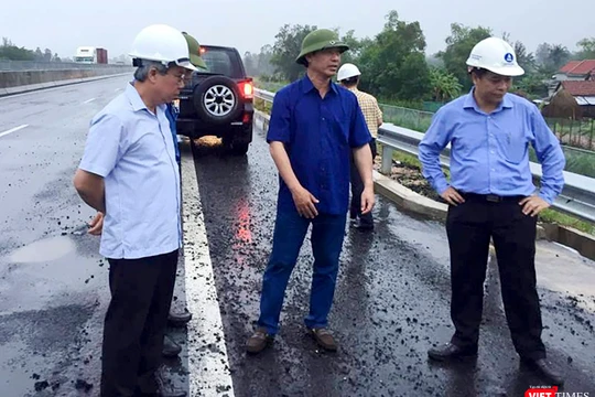 Thứ trưởng Bộ GTVT Lê Đình Thọ thị sát đối với tuyến cao tốc Đà Nẵng-Quảng Ngãi hôm 13/10