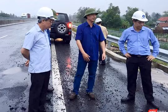 Thứ trưởng Bộ GTVT Lê Đình Thọ thị sát đối với tuyến cao tốc Đà Nẵng-Quảng Ngãi hôm 13/10