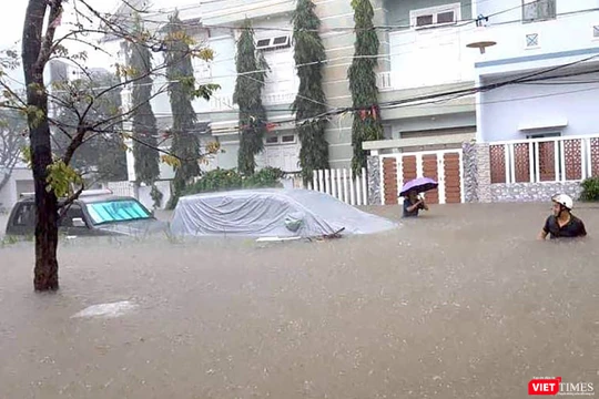 Sáng 18/12, trong khuôn khổ hoạt động thảo luận tại hội trường, các đại biểu tham dự kỳ họp thứ 9 HĐND TP Đà Nẵng đã “mổ xẻ” nguyên nhân Đà Nẵng bị "nhấn chìm" do mưa lớn diễn ra từ ngày 8-12/12 vừa qua.