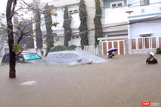 Sáng 18/12, trong khuôn khổ hoạt động thảo luận tại hội trường, các đại biểu tham dự kỳ họp thứ 9 HĐND TP Đà Nẵng đã “mổ xẻ” nguyên nhân Đà Nẵng bị "nhấn chìm" do mưa lớn diễn ra từ ngày 8-12/12 vừa qua.