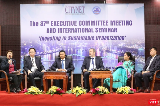  Sáng 22/11, tại Đà Nẵng, Ban Thư ký Tổ chức Mạng lưới chính quyền các địa phương về quản lý định cư con người (CityNet) và địa phương, cùng hơn 100 chuyên gia trong và ngoài nước trao đổi và đưa ra những giải pháp mới, tích cực nhằm giải quyết những thác