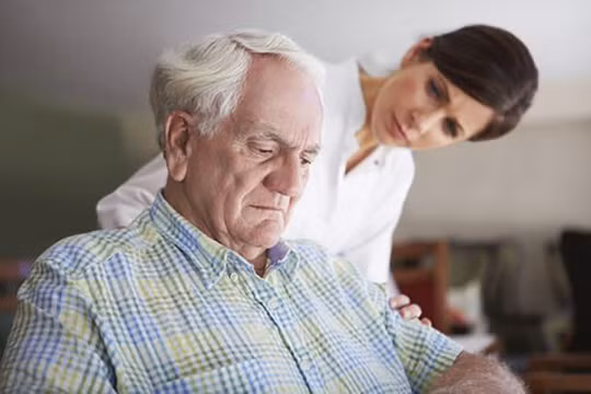 Việt Nam đang đứng trước nguy cơ gia tăng các người bệnh sa sút trí tuệ do dân số đang già hóa (ảnh bacsytieuhoa-minh họa)