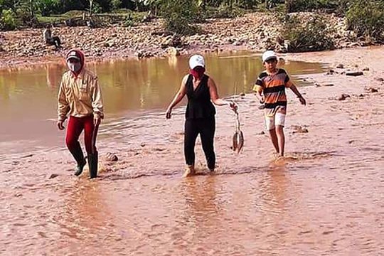Vỡ hồ chứa khiến lượng lớn bùn non và nước thải xử lý vàng chạy xuống sông. ảnh MT-ĐT