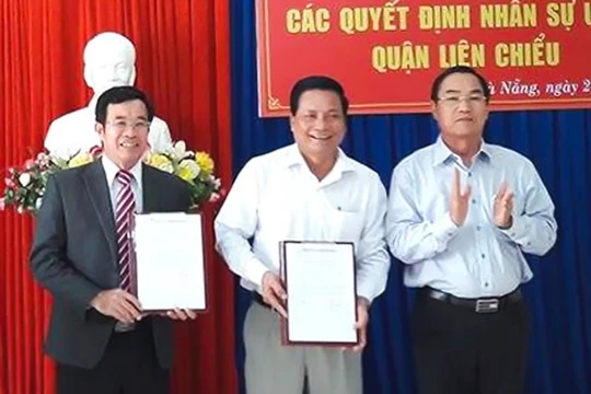 Ông Đàm Quang Hưng (bìa trái) và ông Dương Thành Thị (đứng giữa) tại buổi công bố quyết định nhân sự UBND quận Liên Chiểu. (Ảnh: Việt Dũng)