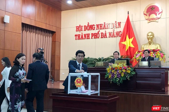 Sáng 17/12, ngày làm việc thứ 2 kỳ họp thứ 9 HĐND TP Đà Nẵng đã tiến hành lấy phiếu tín nhiệm đối với 24 người giữ các chức danh do HĐND bầu