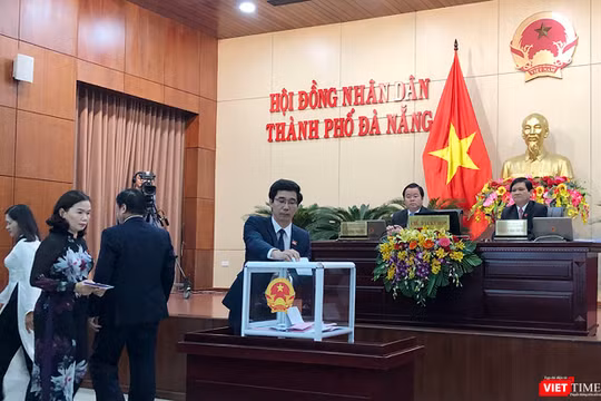 Sáng 17/12, ngày làm việc thứ 2 kỳ họp thứ 9 HĐND TP Đà Nẵng đã tiến hành lấy phiếu tín nhiệm đối với 24 người giữ các chức danh do HĐND bầu