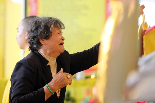 Mẹ Lê Thị Lan xúc động tại Lễ cầu siêu, tưởng niệm các liệt sĩ Gạc Ma do Hội Cán bộ chiến sỹ Trường Sa 83 (CQ88) tại Đà Nẵng tổ chức sáng ngày 13/3.