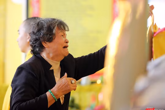 Mẹ Lê Thị Lan xúc động tại Lễ cầu siêu, tưởng niệm các liệt sĩ Gạc Ma do Hội Cán bộ chiến sỹ Trường Sa 83 (CQ88) tại Đà Nẵng tổ chức sáng ngày 13/3.