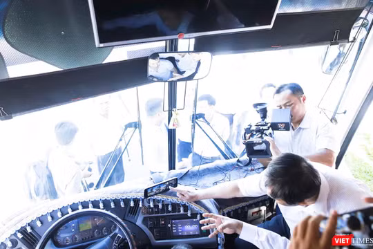 Sở Du lịch TP Đà Nẵng phối hợp với Sở GTVT TP cùng các doanh nghiệp du lịch, lữ hành tổ chức buổi Lễ ký kết lắp đặt camera trên xe du lịch.