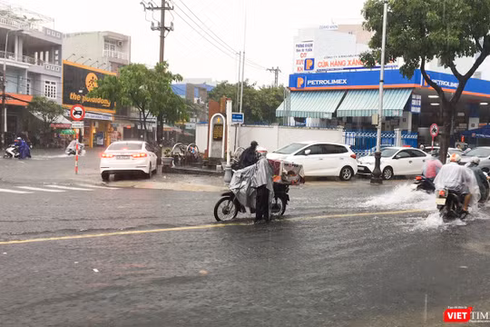 Nút giao thông Quang Trung-Đống Đa ngập lại trong trưa 10/12. (Ảnh: Bảo Bảo)