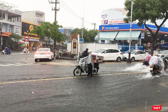 Nút giao thông Quang Trung-Đống Đa ngập lại trong trưa 10/12. (Ảnh: Bảo Bảo)