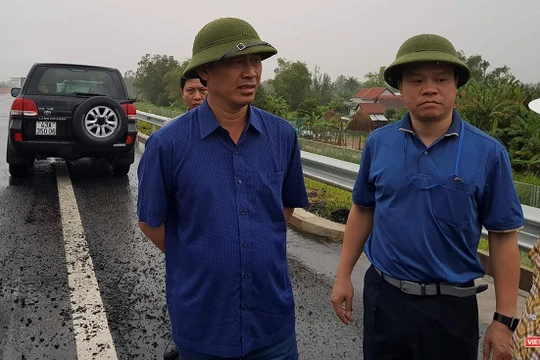 Thứ trưởng GTVT Lê Đình Thọ trong chuyến kiểm tra đột xuất chiều 13/10 trên cao tốc Đà Nẵng - Quảng Ngãi.