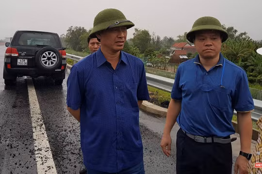 Thứ trưởng GTVT Lê Đình Thọ trong chuyến kiểm tra đột xuất chiều 13/10 trên cao tốc Đà Nẵng - Quảng Ngãi.