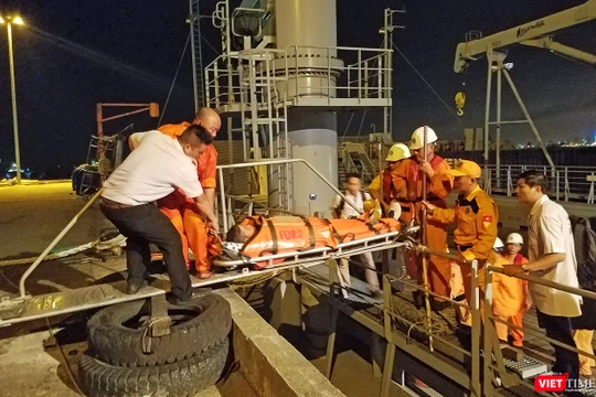 Sau hơn 10 tiếng đồng hồ tiếp nhận thông tin và triển khai các biện pháp cứu hộ cứu nạn, tàu SAR 412 của Trung tâm phối hợp tìm kiếm cứu nạn hàng hải Việt Nam đã đưa thuyền viên người Philipine bị nhồi máu cơ tim trên biển Hoàng Sa về bờ an toàn.