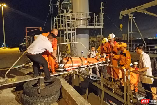 Sau hơn 10 tiếng đồng hồ tiếp nhận thông tin và triển khai các biện pháp cứu hộ cứu nạn, tàu SAR 412 của Trung tâm phối hợp tìm kiếm cứu nạn hàng hải Việt Nam đã đưa thuyền viên người Philipine bị nhồi máu cơ tim trên biển Hoàng Sa về bờ an toàn.