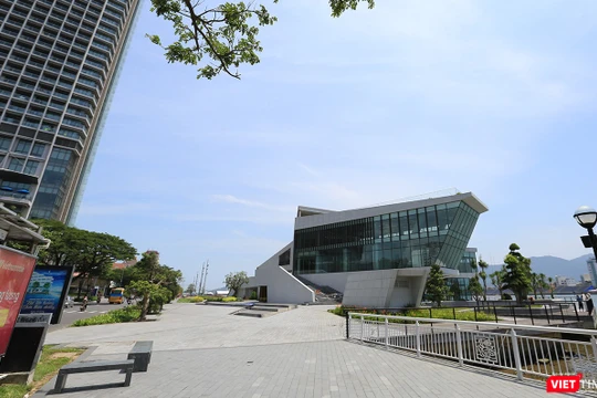 Dự án khu dịch vụ du lịch nhà hàng Café-Bar và bến du thuyền khu vực trước khách sạn Novotel dù đã hoàn thiện việc xây lắp những vẫn trùm mền yên ắng.