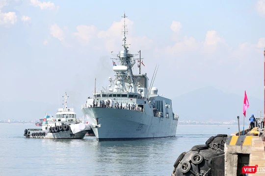 Sáng 26/9, tàu Hải quân Hoàng Gia Canada (HMCS) Calgary đã cập cảng Tiên Sa, chính thức thăm hữu nghị Đà Nẵng từ 26/9-30/9.