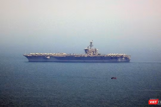 Tàu sân bay Mỹ USS Carl Vinson (CVN 70) trên Vịnh Đà Nẵng
