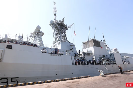 Tàu Hải quân Hoàng Gia Canada (HMCS) Calgary-hô hiệu FFH 335 sở hữu những khí tài quân sự hiện đại 
