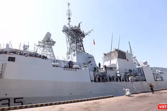 Tàu Hải quân Hoàng Gia Canada (HMCS) Calgary-hô hiệu FFH 335 sở hữu những khí tài quân sự hiện đại 