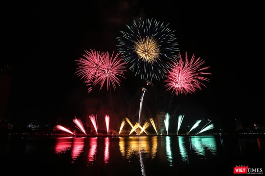 Pháo hoa Đà Nẵng 2018 đê, thứ hai, Pháp-Mỹ “kẻ tám lạng, người nửa cân“