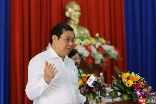 Ông Huỳnh Đức Thơ, Chủ tịch UBND TP Đà Nẵng tại Hội nghị tiếp xúc cử tri chuẩn bị cho Kỳ họp thứ 7, HĐND TP.Đà Nẵng khóa IX được tổ chức sáng ngày 1/6