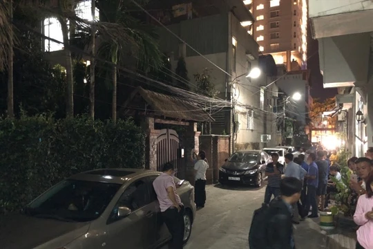 Nhiều người tập trung trước nhà ông Trần Văn Minh trên đường Lý Thường Kiệt