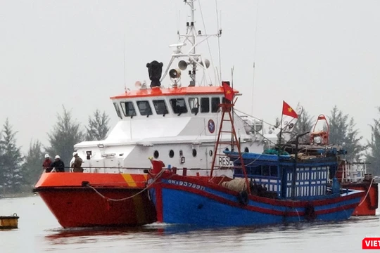 Sau gần 10 tiếng đồng hồ nỗ lực, tàu SAR 274 của Trung tâm phối hợp tìm kiếm cứu nạn hàng hải Việt Nam tại Đà Nẵng đã đưa toàn bộ 04 thuyền viên và lai dắt tàu cá QNa 93799 TS về bờ an toàn.