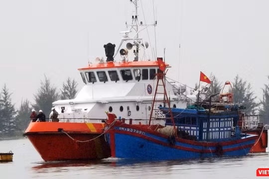 Sau gần 10 tiếng đồng hồ nỗ lực, tàu SAR 274 của Trung tâm phối hợp tìm kiếm cứu nạn hàng hải Việt Nam tại Đà Nẵng đã đưa toàn bộ 04 thuyền viên và lai dắt tàu cá QNa 93799 TS về bờ an toàn.