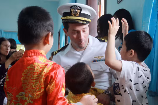 Sáng 6/3, trong khuôn khổ chuyến thăm của đội tàu sân bay USS Carl Vinson (CVN-70) đến Đà Nẵng, Ban nhạc của Hạm đội 7 Hải Quân Mỹ đã có buổi thăm và giao lưu với trẻ em ở Làng trẻ SOS TP.Đà Nẵng.