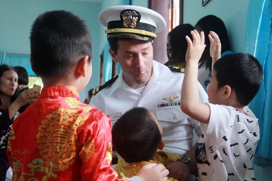 Sáng 6/3, trong khuôn khổ chuyến thăm của đội tàu sân bay USS Carl Vinson (CVN-70) đến Đà Nẵng, Ban nhạc của Hạm đội 7 Hải Quân Mỹ đã có buổi thăm và giao lưu với trẻ em ở Làng trẻ SOS TP.Đà Nẵng.