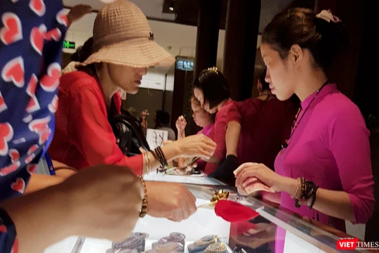 Khách du lịch Quốc mua bán tại của hàng thuộc chuỗi Tour 0 đồng ở Đà Nẵng