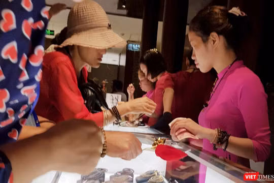 Tiếp tục các động thái nhằm chấn chỉnh môi trường du lịch, lữ hành tại Đà Nẵng, nhất là đối với tiêu cực của tour du lịch giá rẻ, UBND TP Đà Nẵng vừa yêu cầu các Sở ban ngành liên quan vào cuộc, chấn chấn chỉnh các vấn đề tiêu cực liên quan lĩnh vực này.