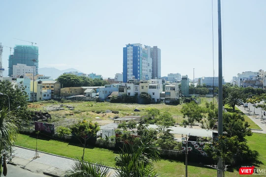 Dự án Trung tâm Thương mại, khách sạn và căn hộ cao cấp Viễn Đông Meridian tại địa chỉ số 84 Hùng Vương (quận Hải Châu, Đà Nẵng), một trong những dự án "treo kỷ lục" tại Đà Nẵng