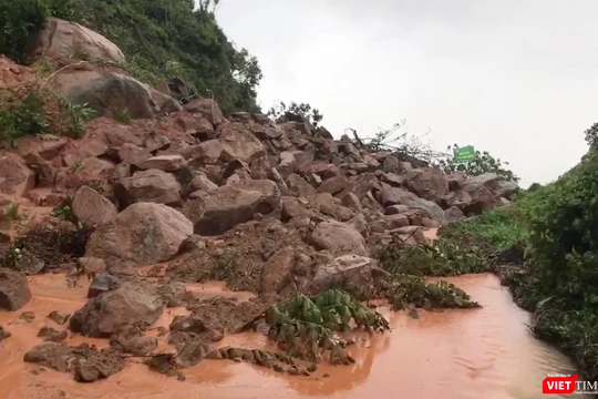 Tuyến đường đi Bãi Cát Vàng, bán đảo Sơn Tràị sạt lở nghiêm trọng.