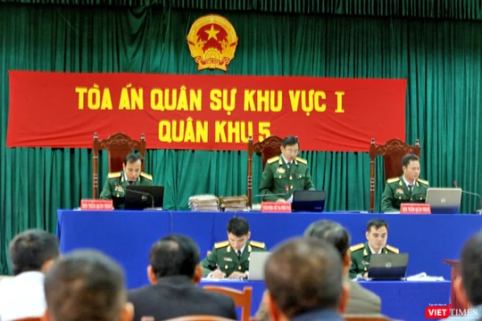 Sáng 19/1, tại Trung tâm đoàn huấn luyện Bộ chỉ Bộ đội biên phòng tỉnh Quảng Nam, Tòa án quân sự 1-Quân khu 5 đã mở phiên tòa xét xử sơ thẩm đối với 21 bị cáo trong vụ phá rừng Pơmu tại khu vực biên giới Việt-Lào gây xôn xao dư luận vào năm 2016.