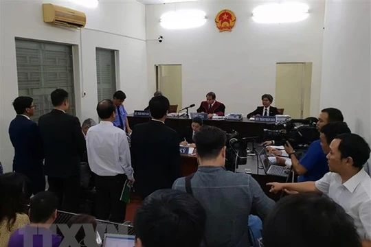 Phiên tòa tạm dừng để hai bên hòa giải. Ảnh: TTXVN