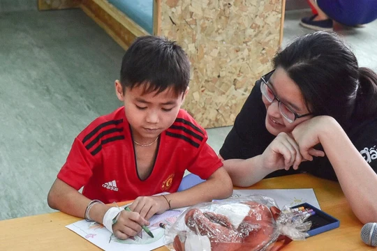 Thành viên Ams Advisor trò chuyện cùng một bệnh nhi.