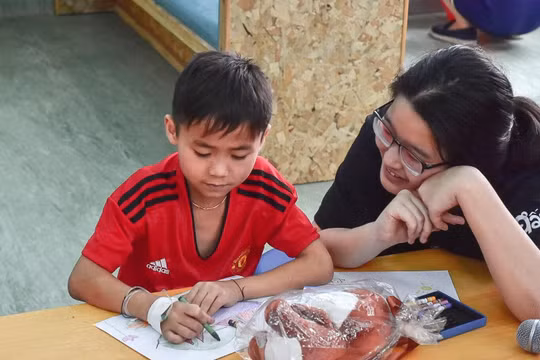 Thành viên Ams Advisor trò chuyện cùng một bệnh nhi.