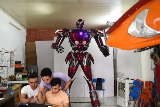 Robot One được nhóm Robot Bank chế tạo từ phụ tùng xe máy Honda và SYM bỏ đi. Ảnh: AFP