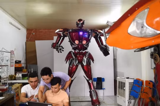 Robot One được nhóm Robot Bank chế tạo từ phụ tùng xe máy Honda và SYM bỏ đi. Ảnh: AFP