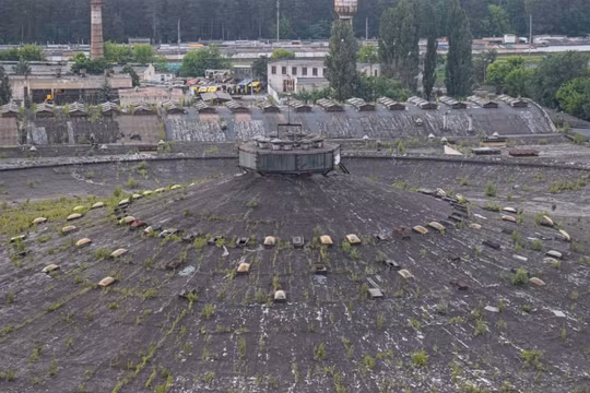 Bến xe bus khổng lồ bị bỏ hoang ở ngoại ô Kiev. Ảnh: CNN